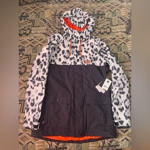 New DC Cruiser Snowboard/Ski Jacket - 2018 Snow Leopard Print Size (M) Medium